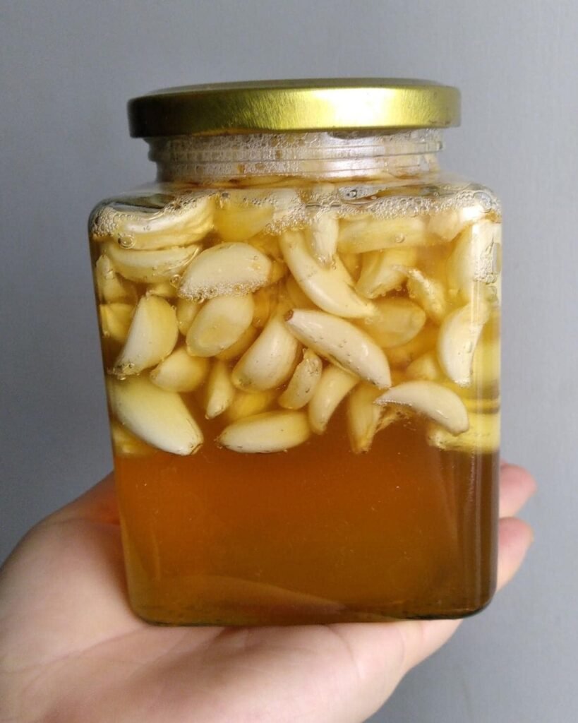 Garlic Soaked in Honey: 8 “Golden” Benefits You Can Make and Use at Home